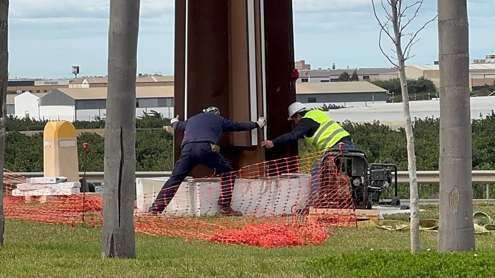 Dos operarios controlando que se coloca bien el obelisco Dos operarios controlando que se coloca bien el obelisco