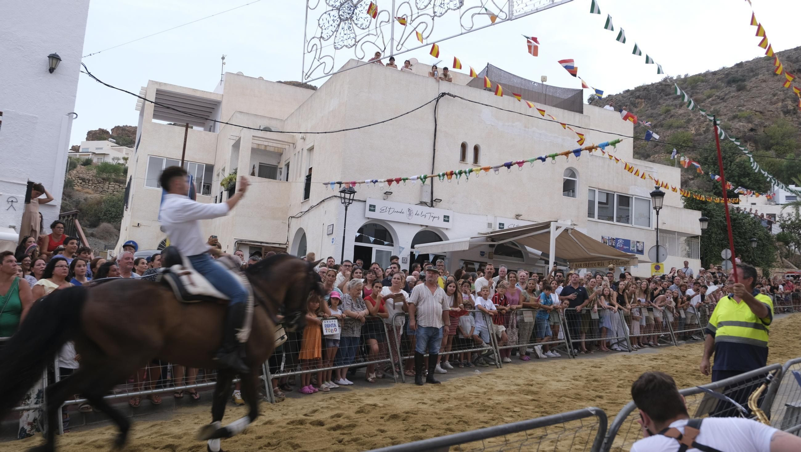 La popular carrera de cintas a caballo de las Fiestas de Mojácar, en imágenes