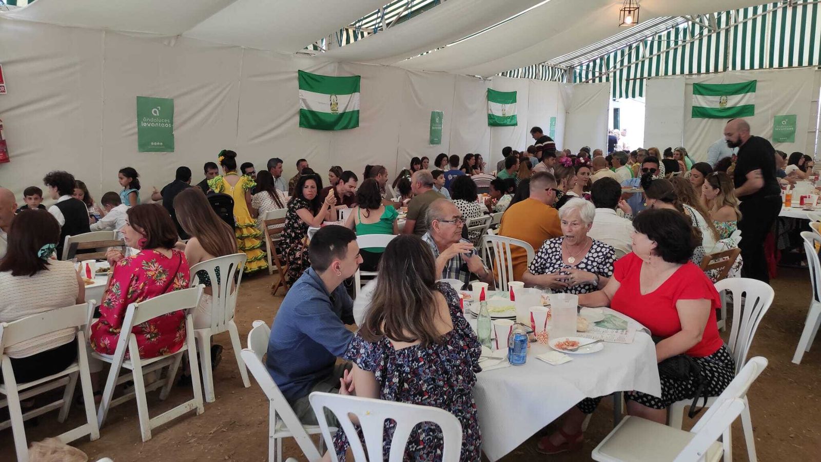 Ambiente del sábado de Feria en la caseta 'Andaluces Levantaos'