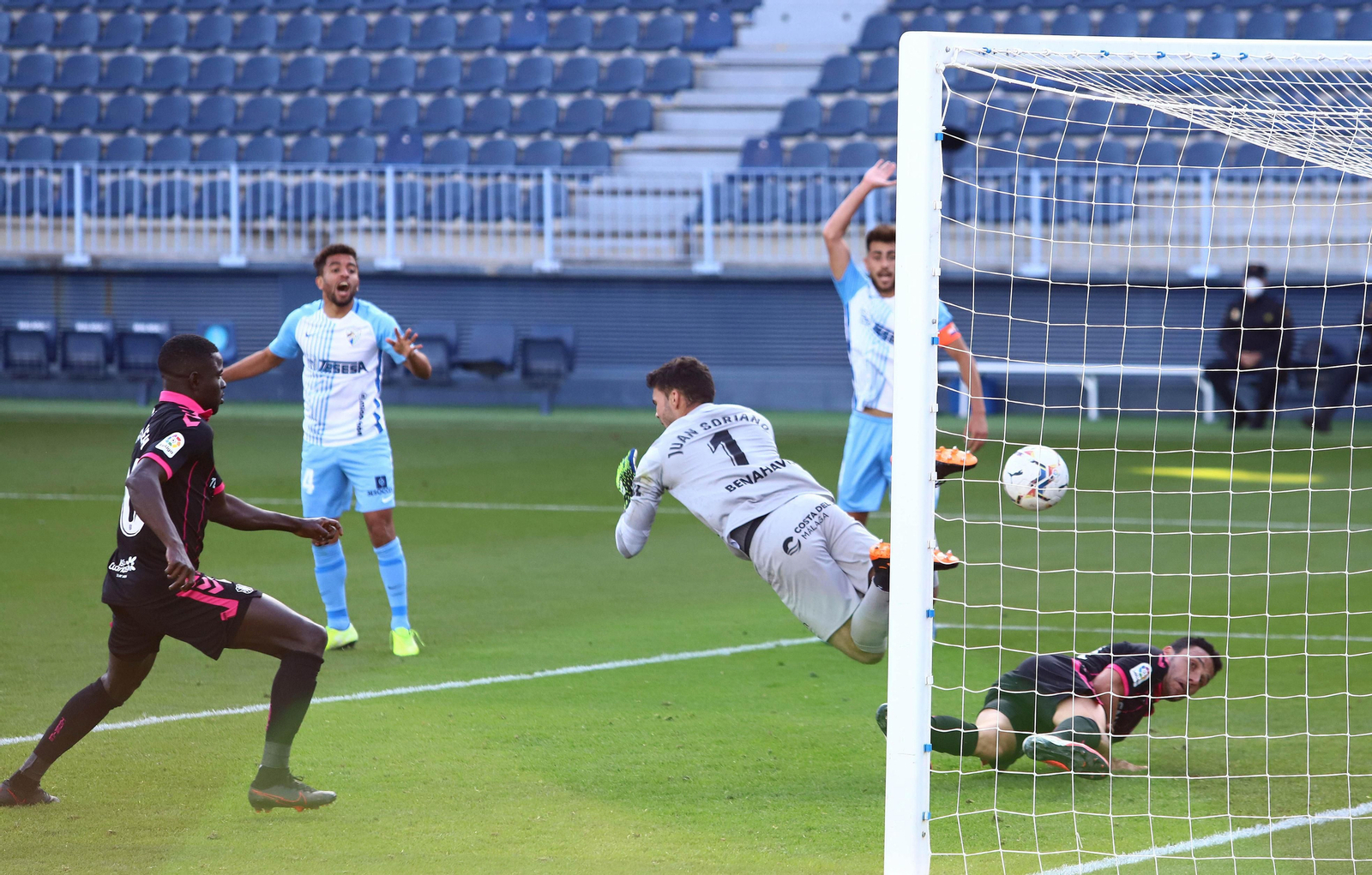 La secuencia del polémico gol del Tenerife en Málaga