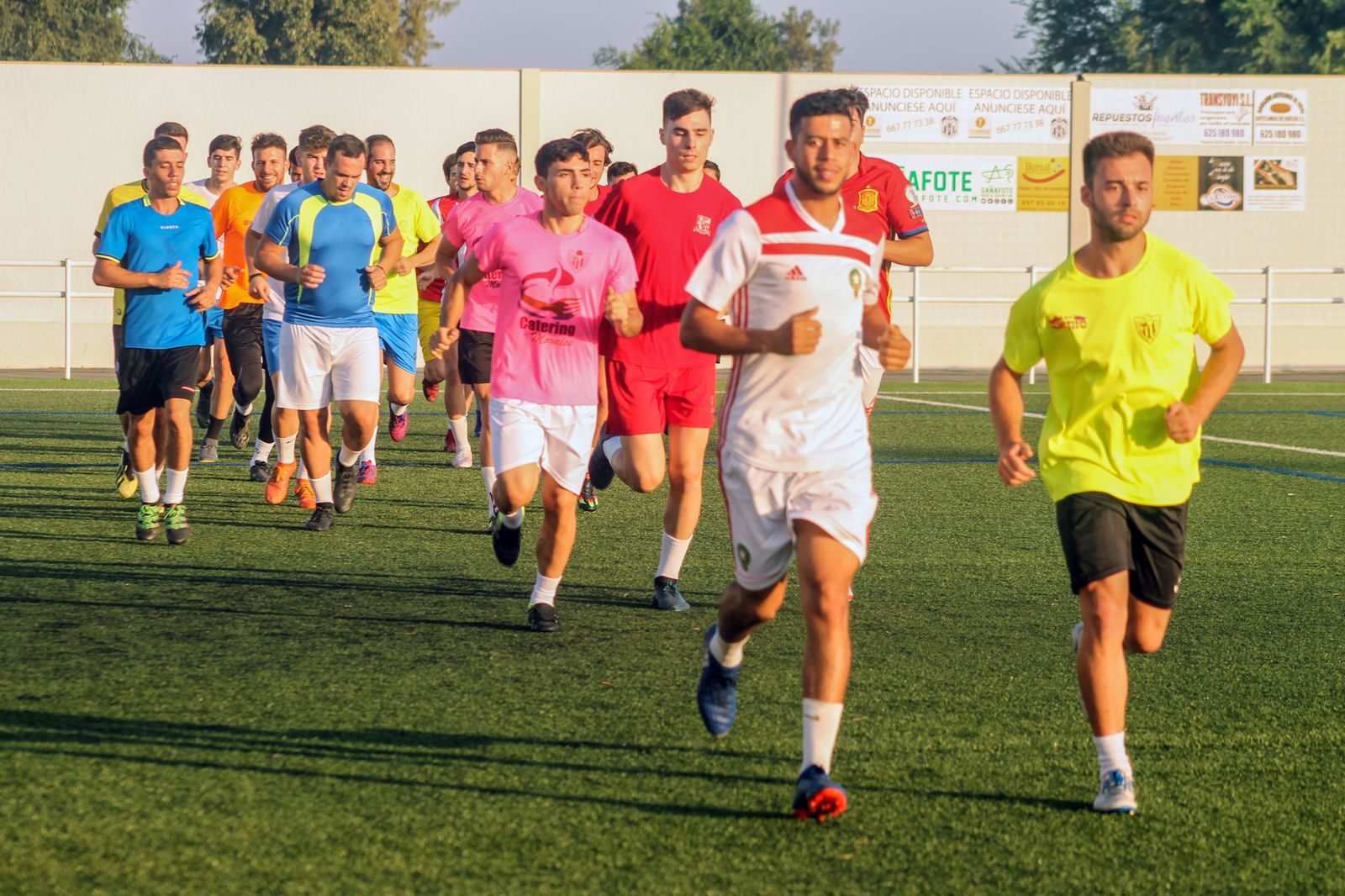 Varios futbolistas del Club Deportivo Rociana en uno de sus primeros entrenamientos de pretemporada.