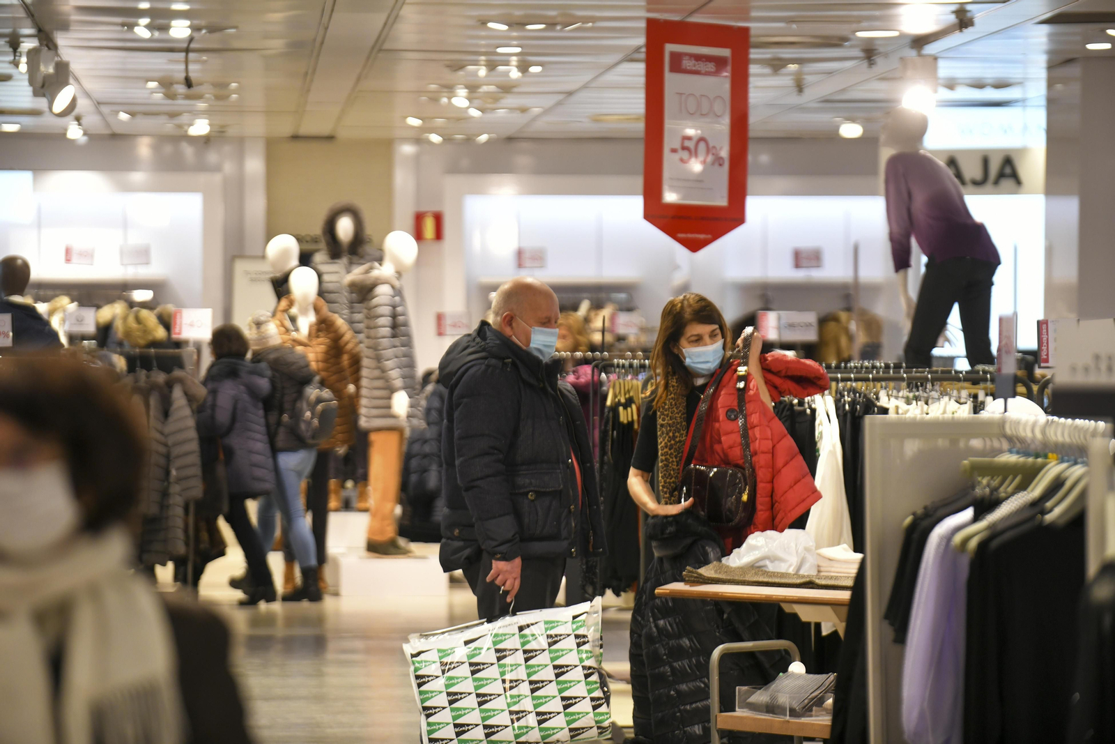 Fotos: el inicio de las rebajas en el Corte Inglés de Granada