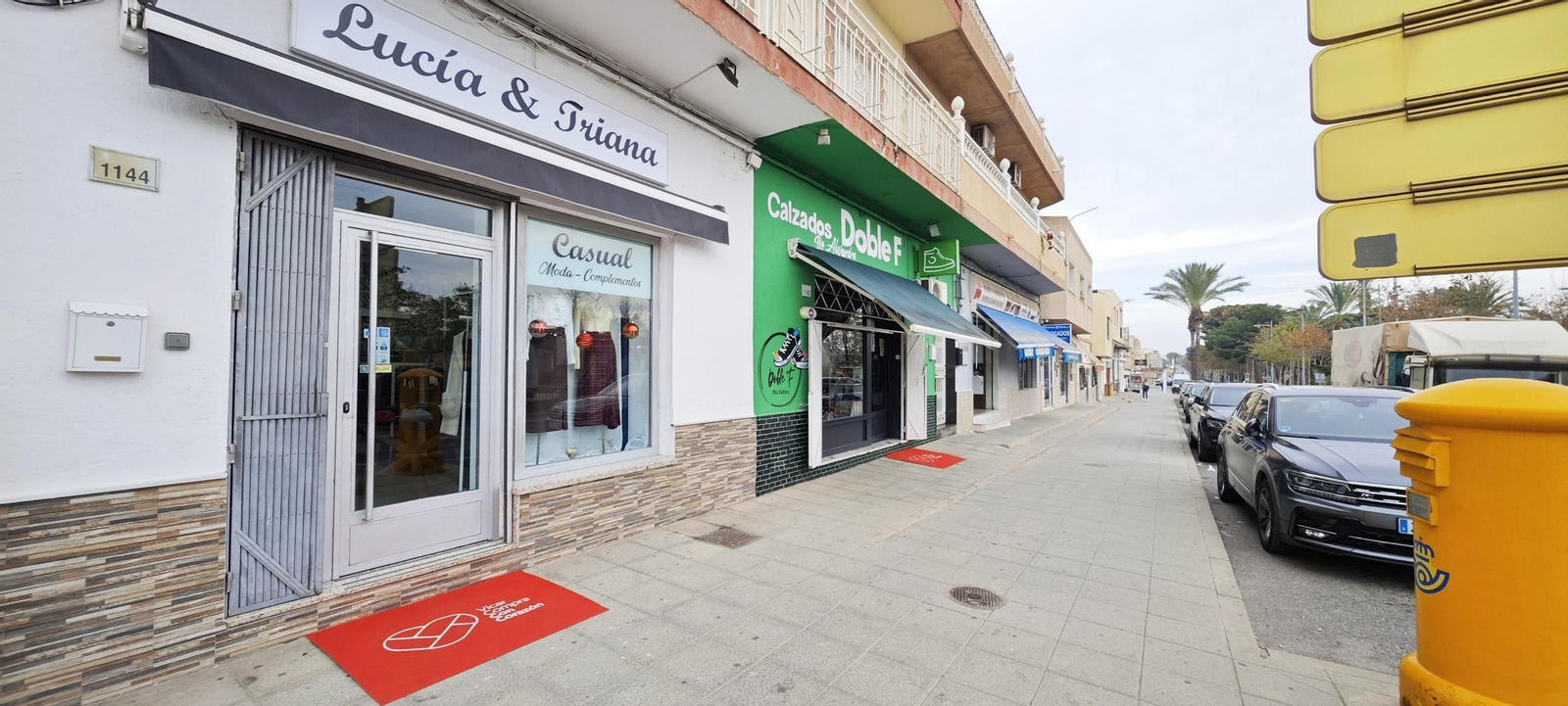 Las alfombras adornan la entrada de los comercios adheridos.