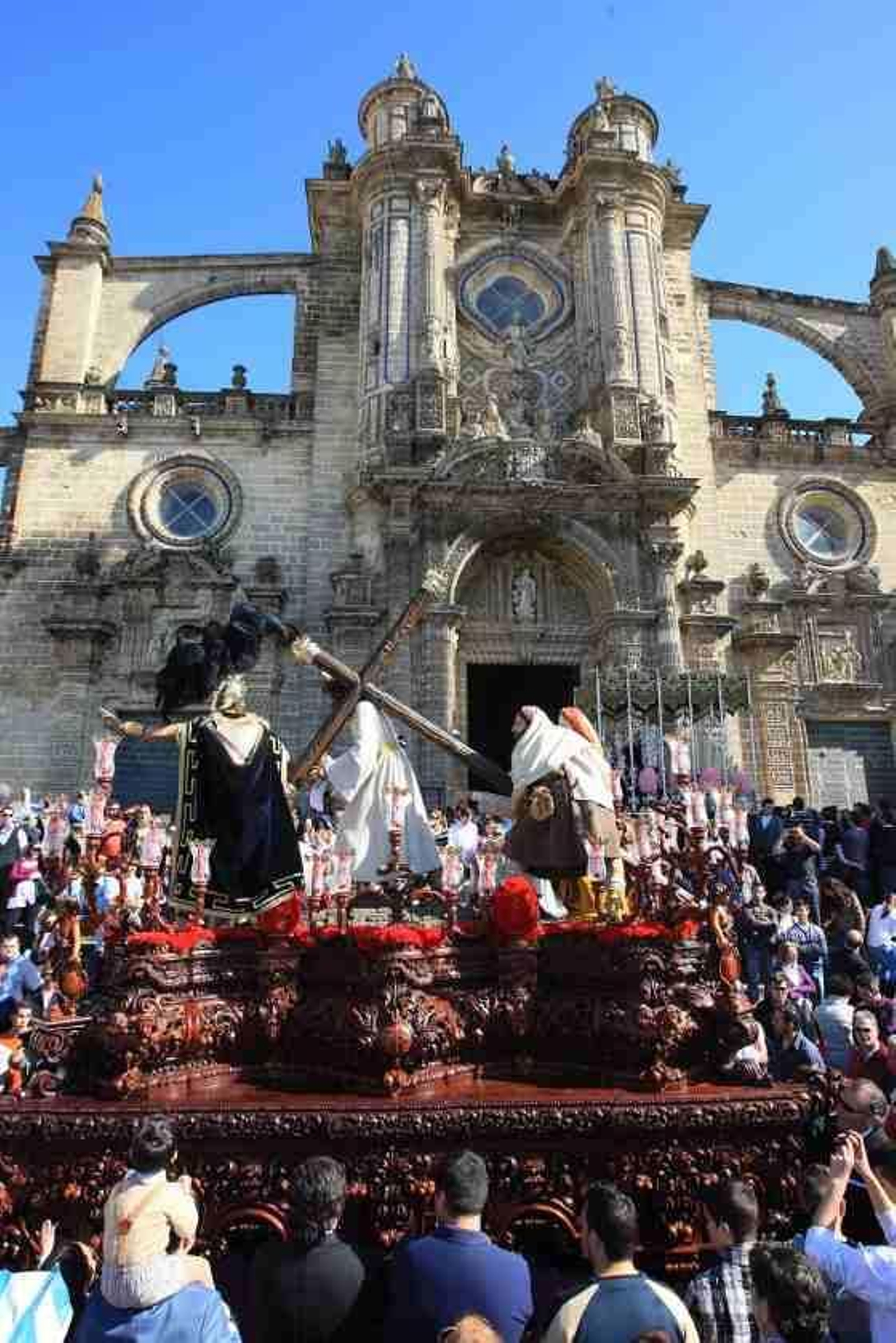 Se notaba además que todavía había muchas ganas de ver  pasos en la calle, ya que poco antes de las cinco de la tarde, hora en la que el cortejo se puso en la calle, ya había muchas personas en torno al reducto de la Catedral. 

Foto: Juan Carlos Toro
