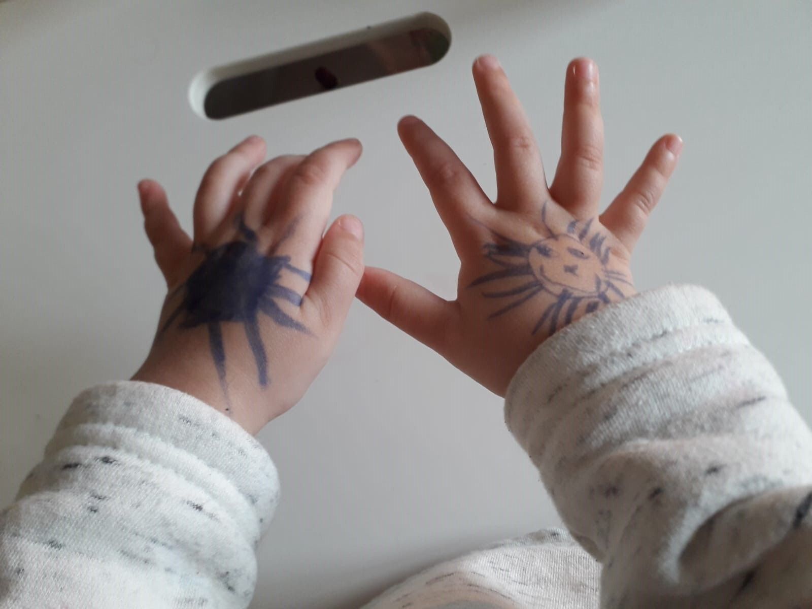 Pintar un "corinavirus" en las manos y "destruirlo" varias veces durante el día: propuesta salida de grupos de enfermeras