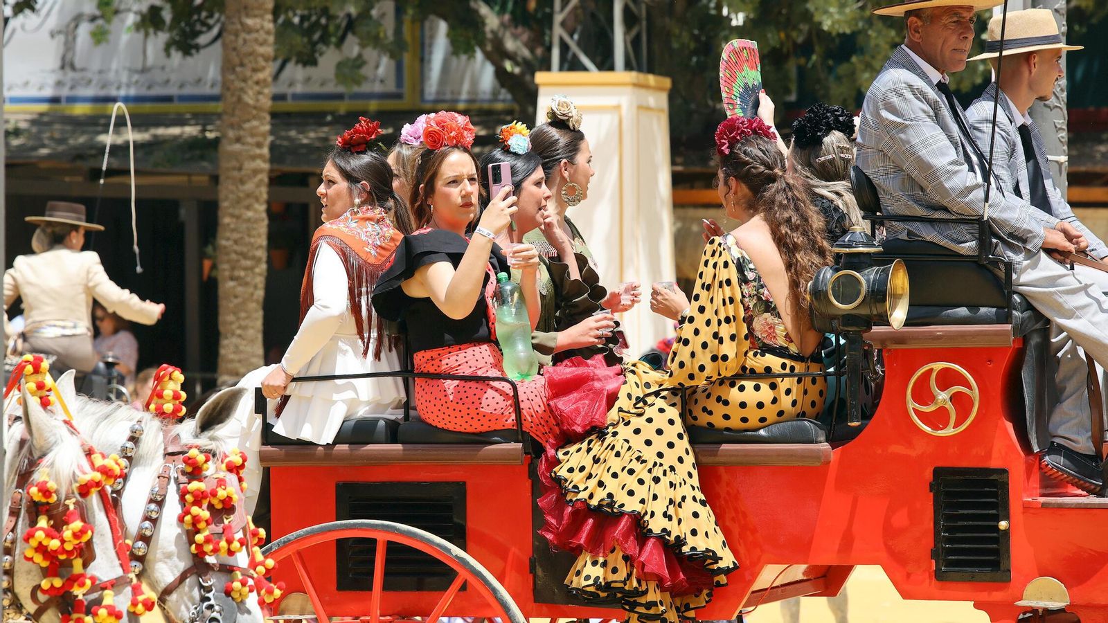 Mujeres con trajes de faralaes en un enganche por la Feria. Mujeres con trajes de faralaes en un enganche por la Feria.