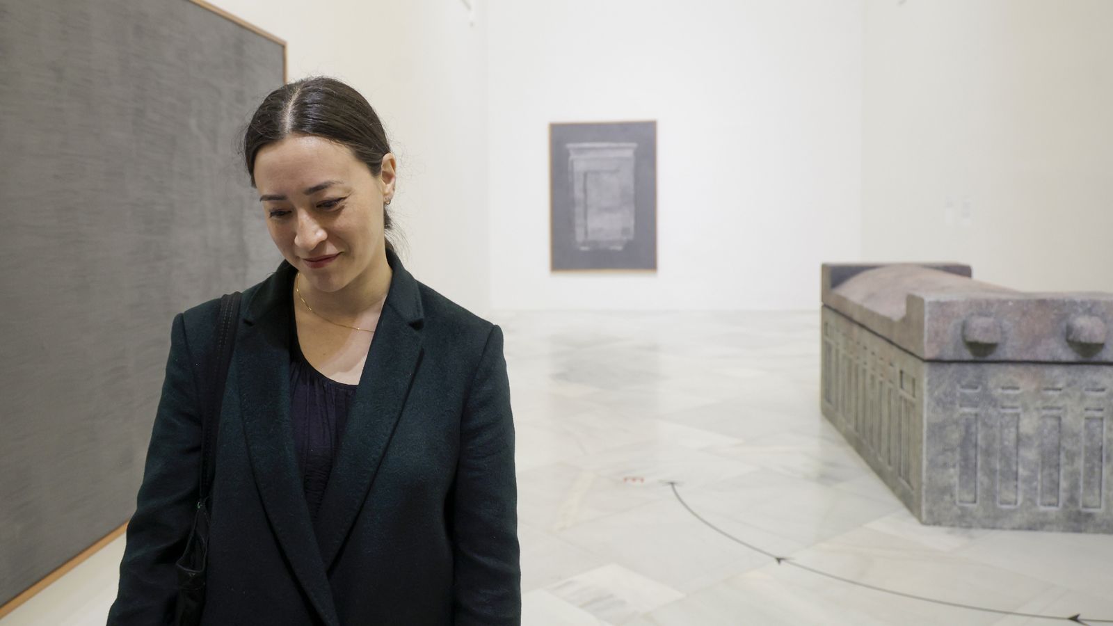 Porras-Kim, ante el sarcófago que orienta al este.