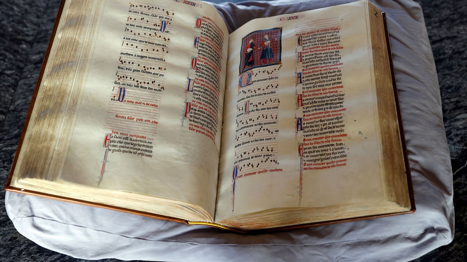 Cancioneros e ilustraciones en una de las obras ahora digitalizadas.