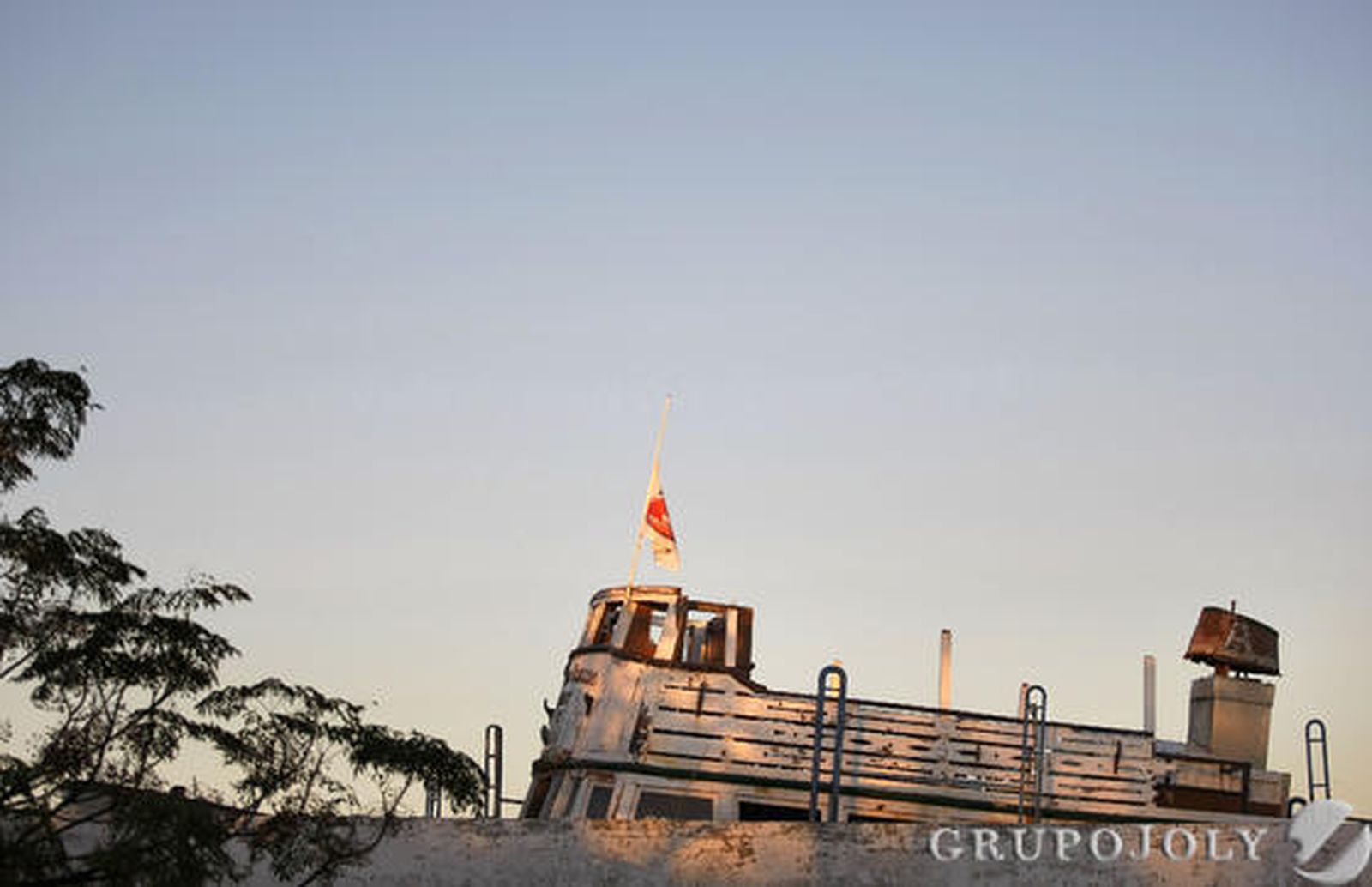 El Adriano III regresa al varadero de El Puerto, donde será reparado para su puesta en funcionamiento en marzo de 2012.

Foto: Fito Carreto