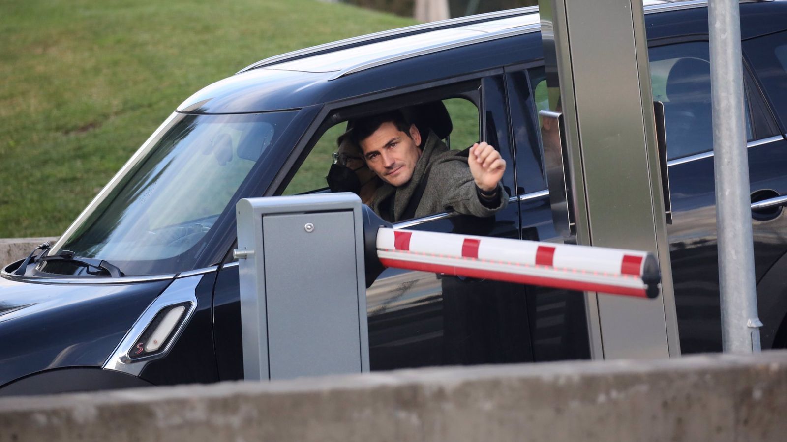 Iker Casillas, entrando al hospital donde se encuentra ingresada su mujer, Sara Carbonero, este miércoles.