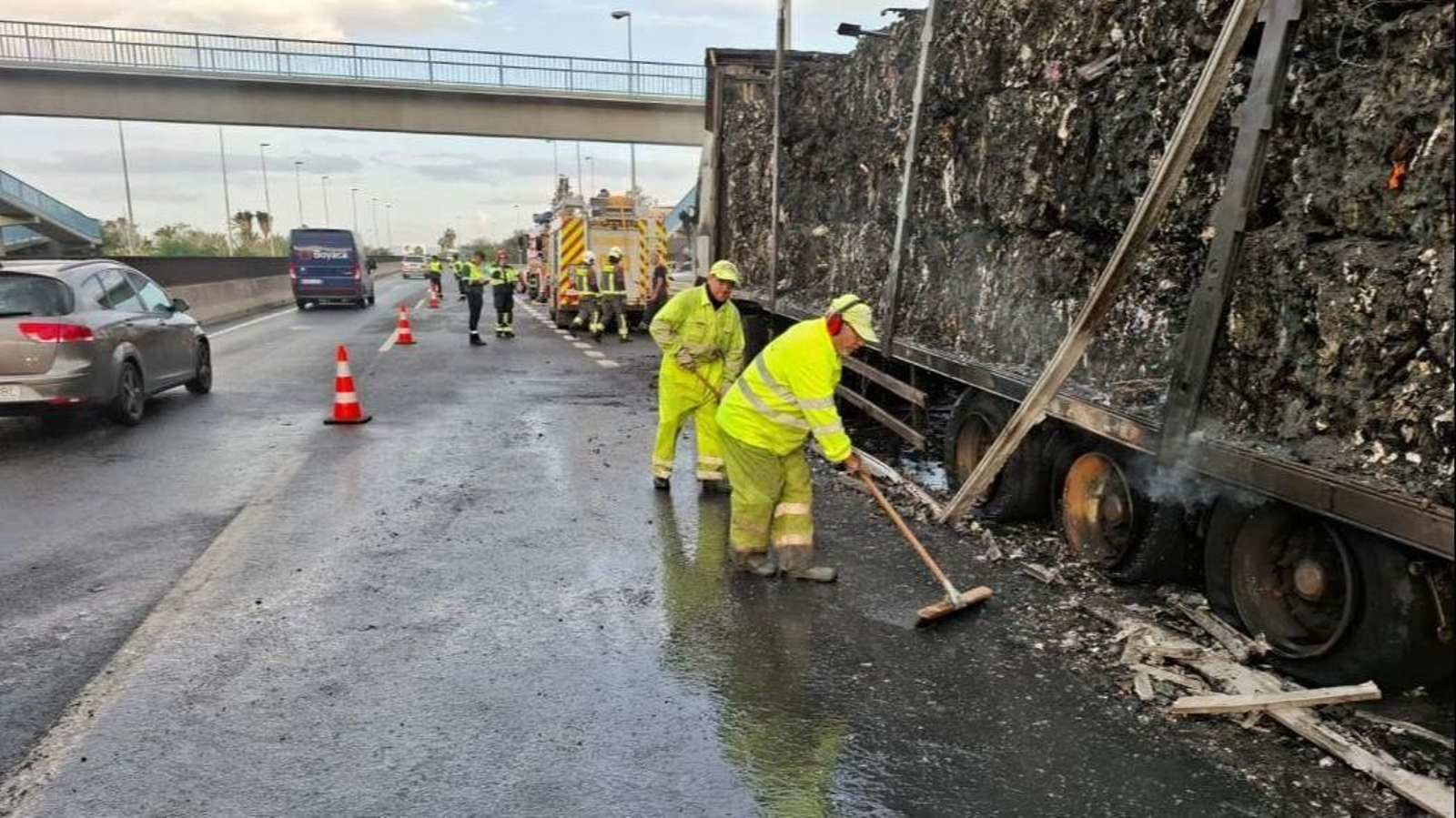 Limpieza de calzada en p.k. 1041+000 de la A-7