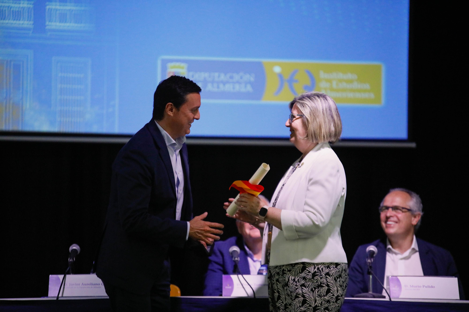 Imágenes de la entrega de los Escudos de Oro del IEA y la celebración de su Plenario