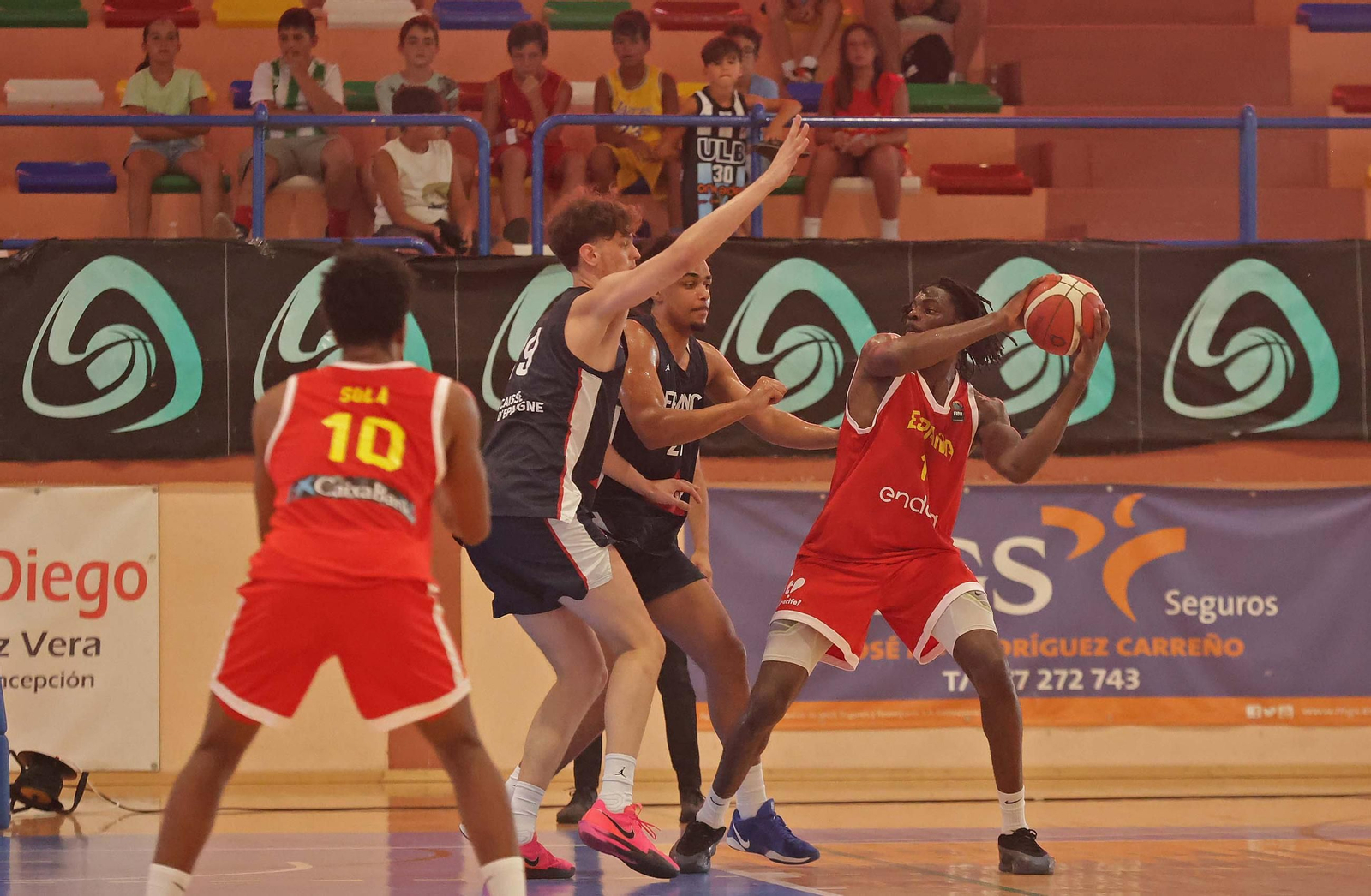 Fotos de la final del Torneo Internacional U20 de baloncesto entre España y Francia en La Línea