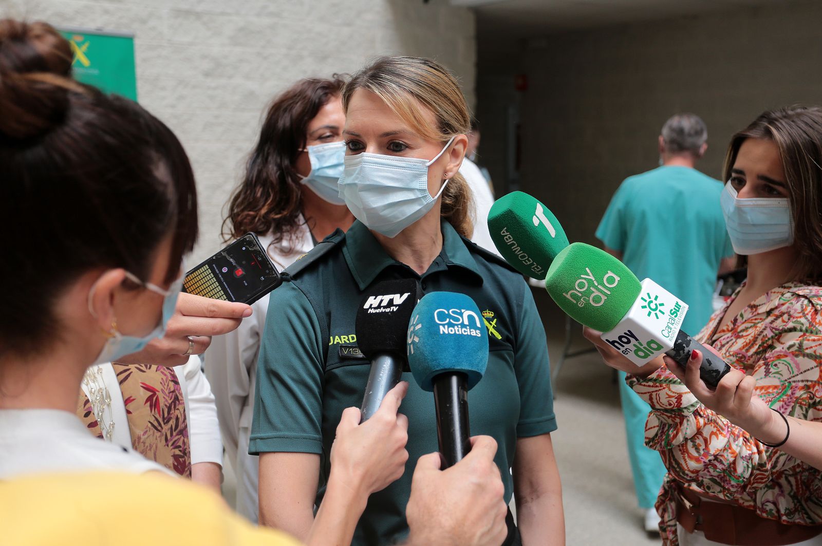 Imágenes de la exhibición de la Guardia Civil en el Hospital Juan Ramón Jiménez con motivo del 35 aniversario de la incorporación de la mujer