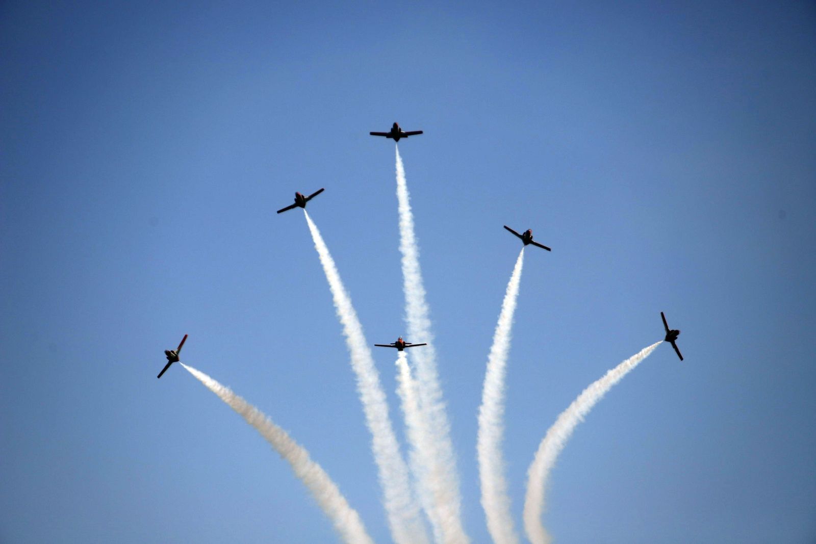 La Patrulla Águila del Ejército se exhibe en el cielo de Málaga.