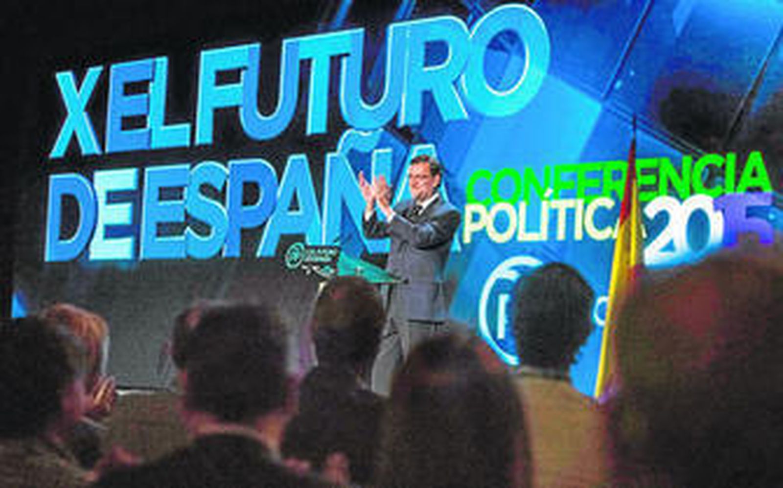 Mariano Rajoy, tras su intervención, aplaude a los asistentes a la Conferencia Política del PP en Madrid.