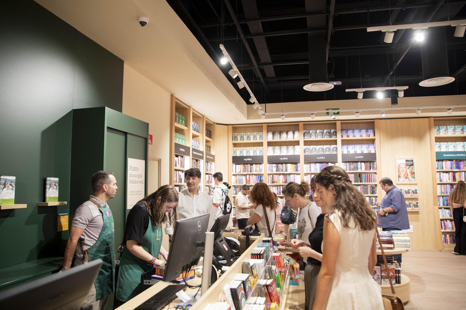 Las imágenes de la apertura de la Casa del Libro en el Centro Comercial Torrecárdenas de Almería