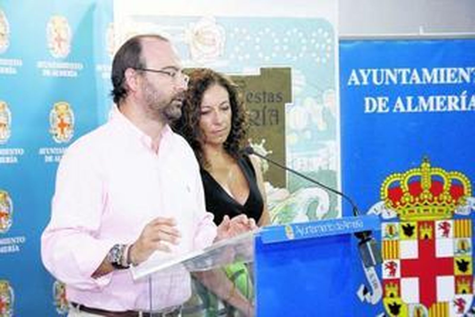 El alcalde, Luis Rogelio Rodríguez-Comendador, presentó ayer la Feria de Almería junto a la concejal de Cultura, Lola de Haro.