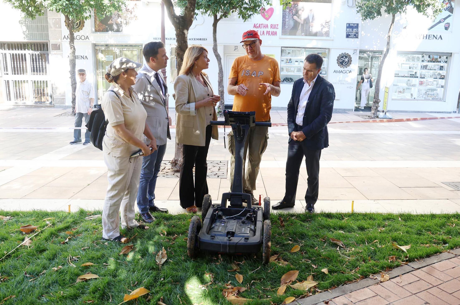 Imágenes de los trabajos para la prospección arqueológica geofísica, en la plaza Arqueológica
