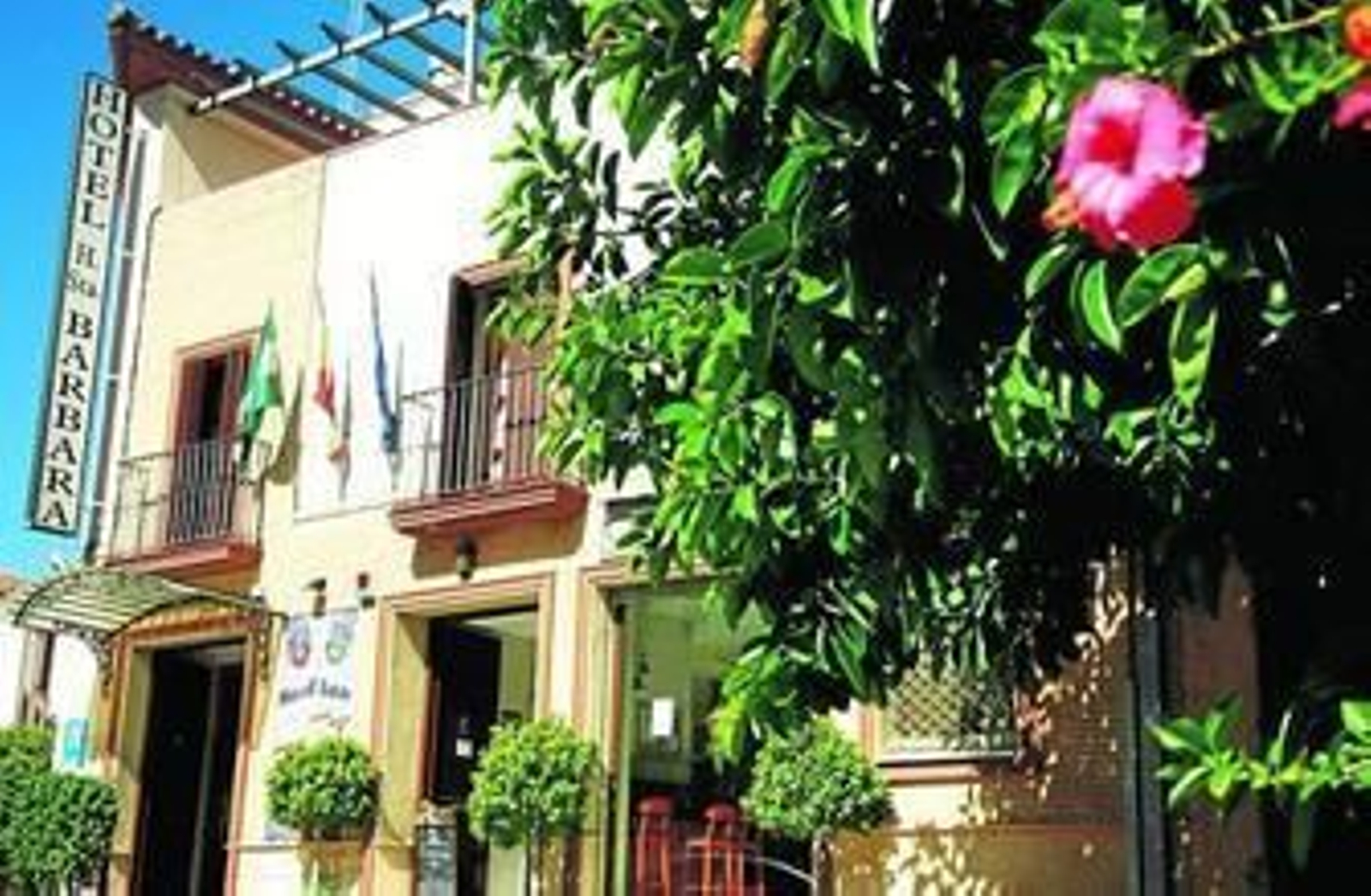 1. Fachada del Hotel Santa Bárbara, ubicado en pleno casco histórico del municipio aljarafeño de Castilleja de la Cuesta, a escasos 10 minutos de Sevilla. 2. Una de las habitaciones de este coqueto hotel del aljarafe. 3. Zona de entrada a la Hacienda la Calesa, ubicada en un tranquilo y privilegiado paraje de Bollullos de la Mitación. Se trata de un lugar perfecto para la celebración de todo tipo de eventos. 4. Hotel Al Medina Wellnes de Asur en Medina Sidonia. 5. Terraza con excelentes vistas en el Hotel Santa Bárbara.