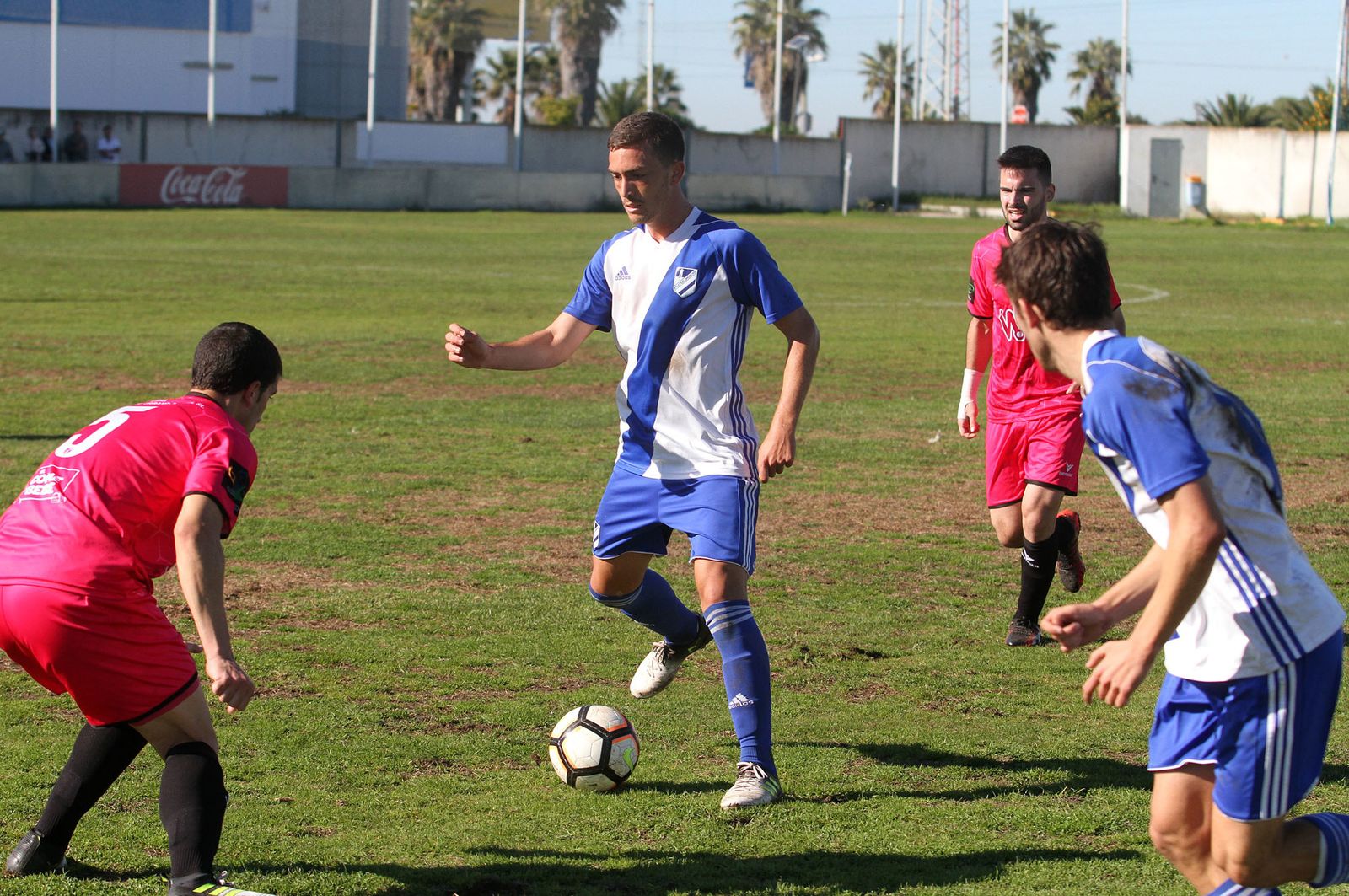 Diego Domínguez se prepara para dar un pase en el encuentro de ayer.