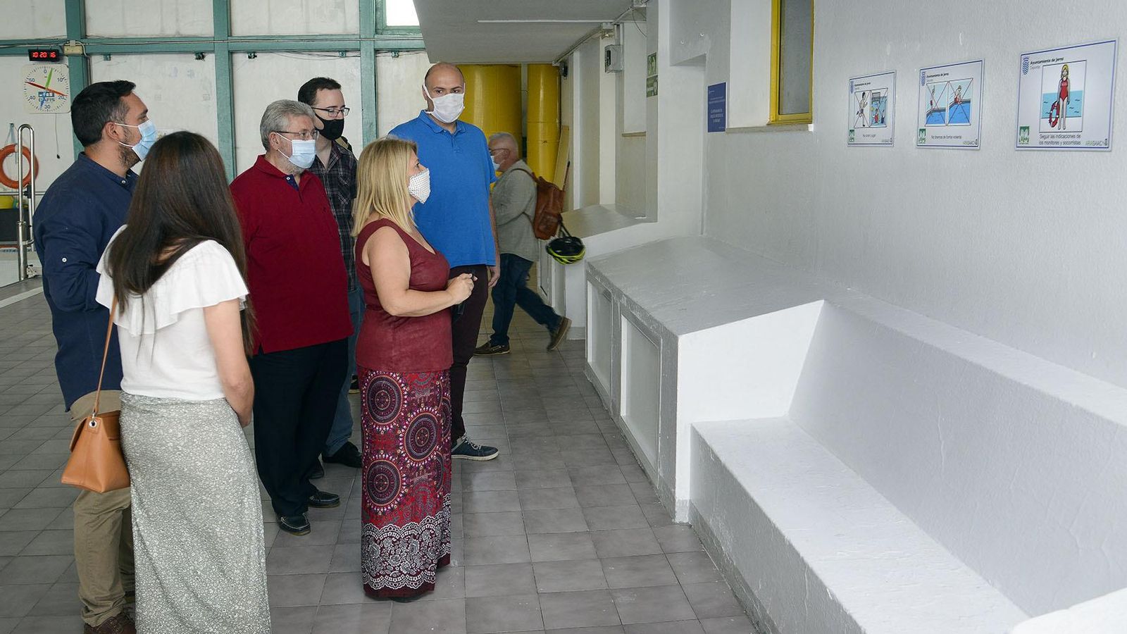 Representantes municipales y de Autismo Cádiz junto a algunos de los pictogramas instalados en la piscina cubierta. Representantes municipales y de Autismo Cádiz junto a algunos de los pictogramas instalados en la piscina cubierta.