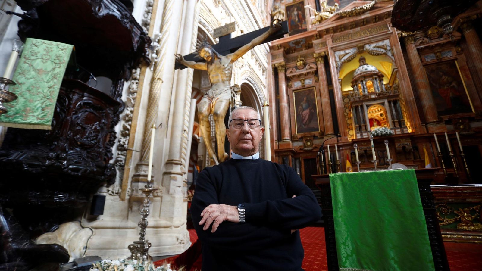 Pedro Soldado posa en la Catedral para una entrevista a 'el Día de ´Cordoba'.