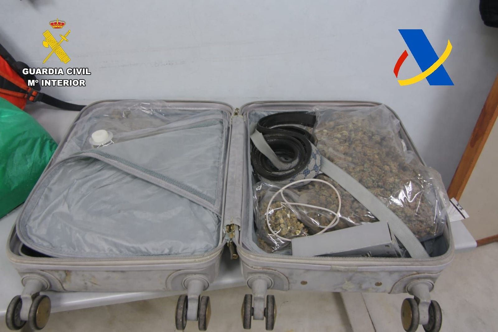 Droga intervenida al detenido.