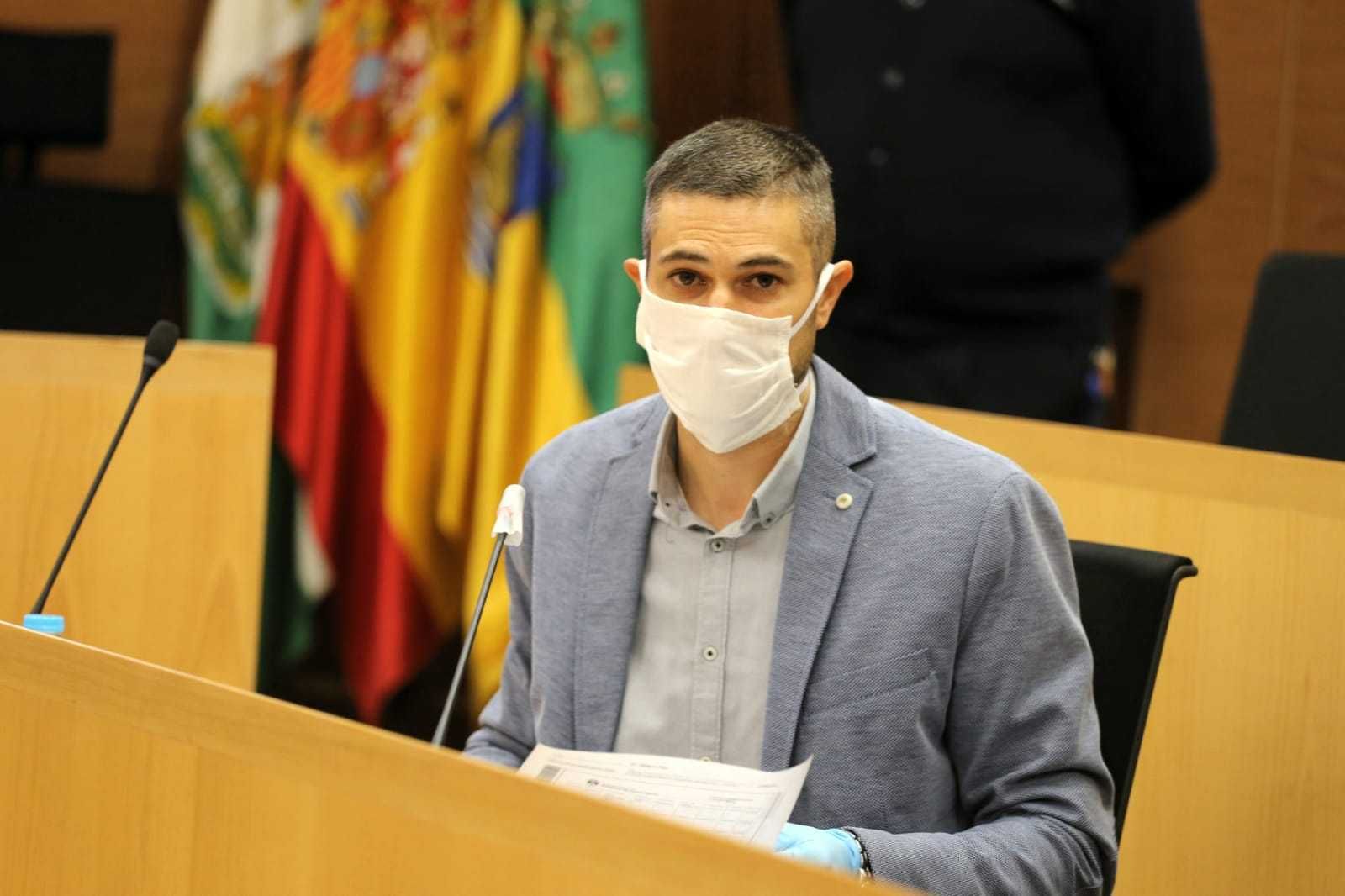 El portavoz del PSOE Ángel González, durante un pleno en 2020.