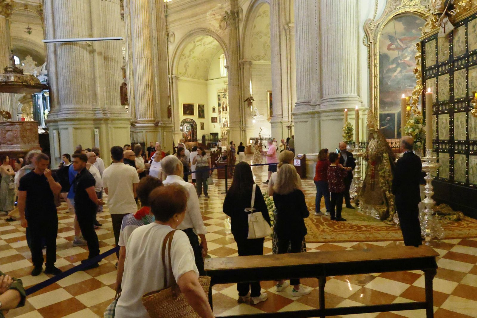 La Esperanza de Málaga ya reposa en la Catedral para recibir culto, en imágenes