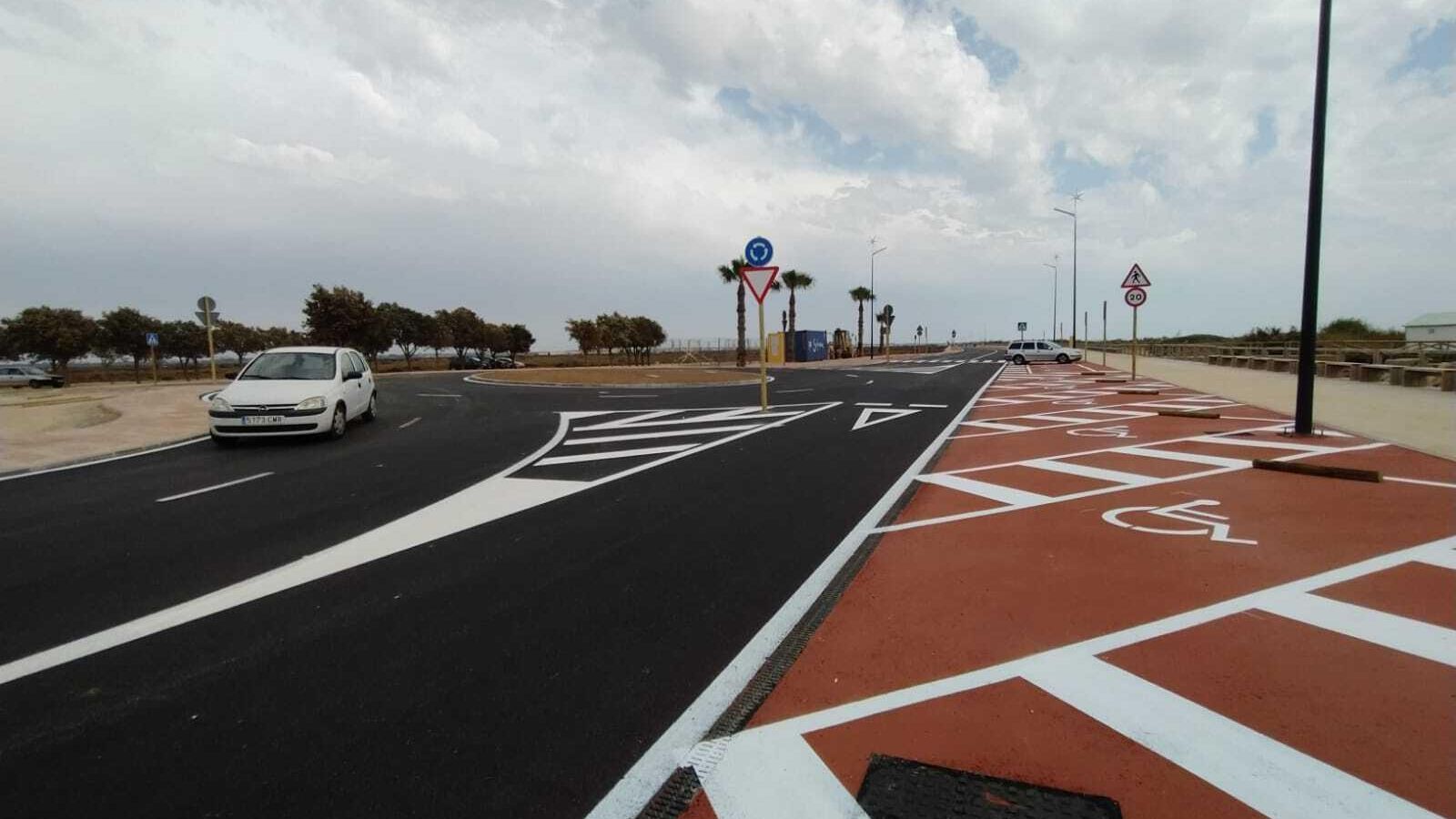 La nueva rotonda de la carretera de la playa de Camposoto,  a la altura del acceso 4.