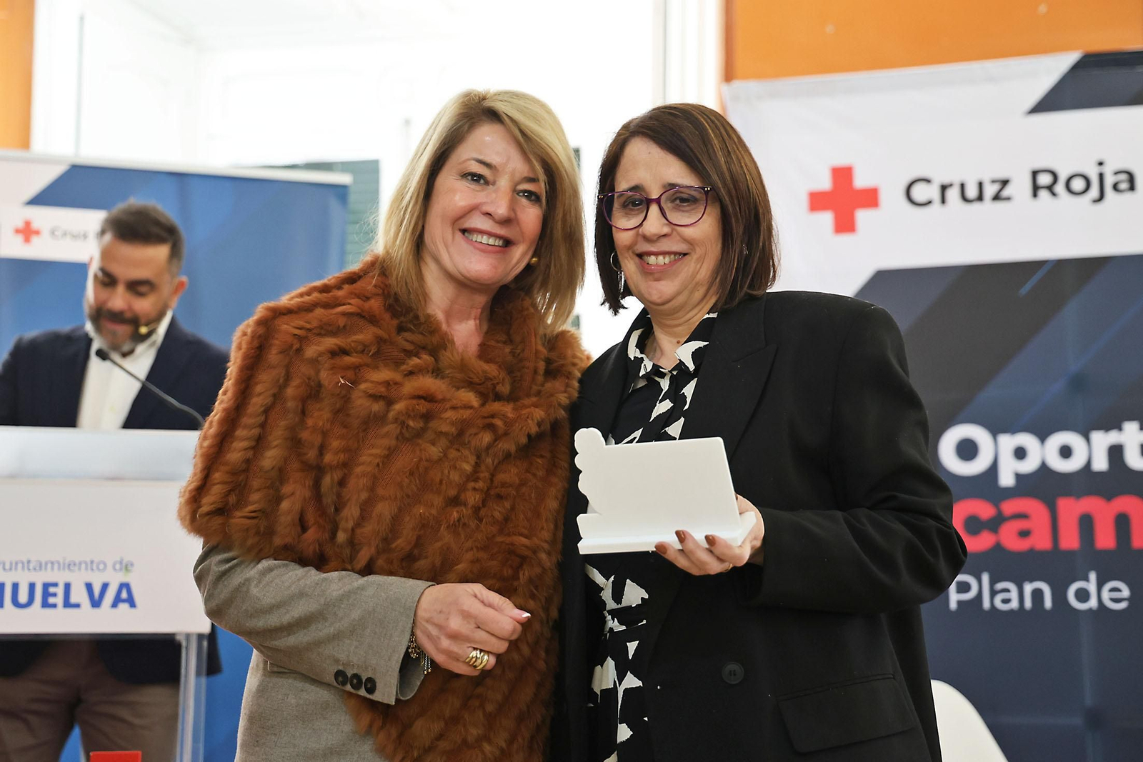 Imágenes del reconocimiento de Cruz Roja Huelva a empresas de Huelva por su compromiso con los colectivos vulnerables