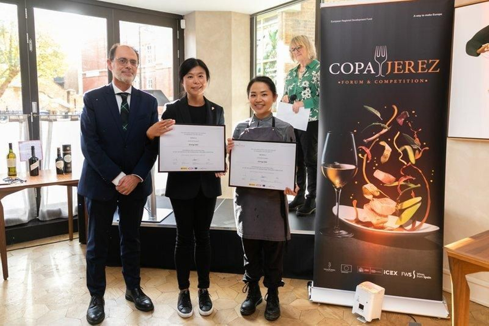 Rafael Ortega, consejero comercial de la Oficina Económica y Comercial de España en Londres, junto a la chef Gail Ge'er Li y la sommelier Jiachen Lu, del restaurante Dinings.