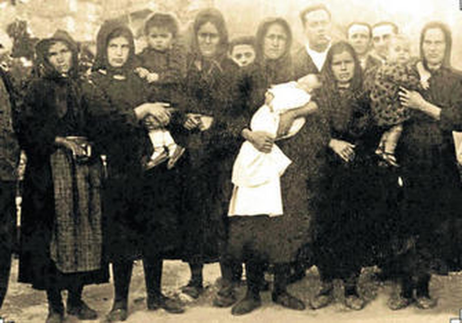 Fotografía de las viudas y huérfanos de los Sucesos de Casas Viejas, que ilustra el cartel de la principal muestra de las jornadas.