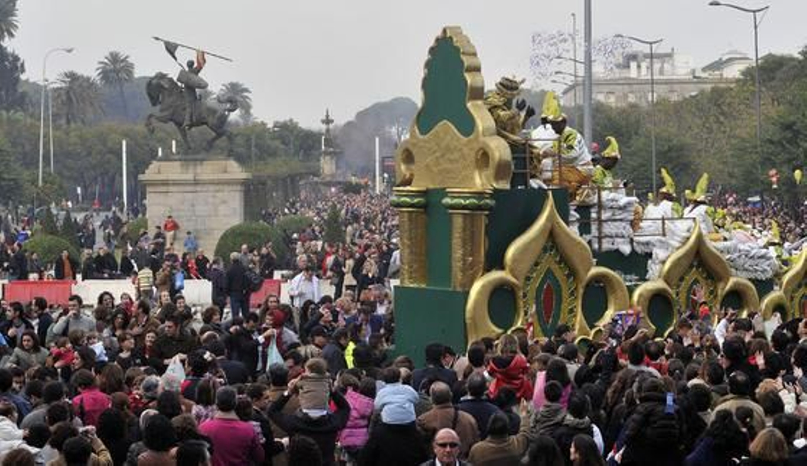 El rey Baltasar lanza caramelos desde su carroza durante la salida de la Cabalgata desde el Rectorado de la Universidad de Sevilla.

Foto: Juan Carlos Vázquez