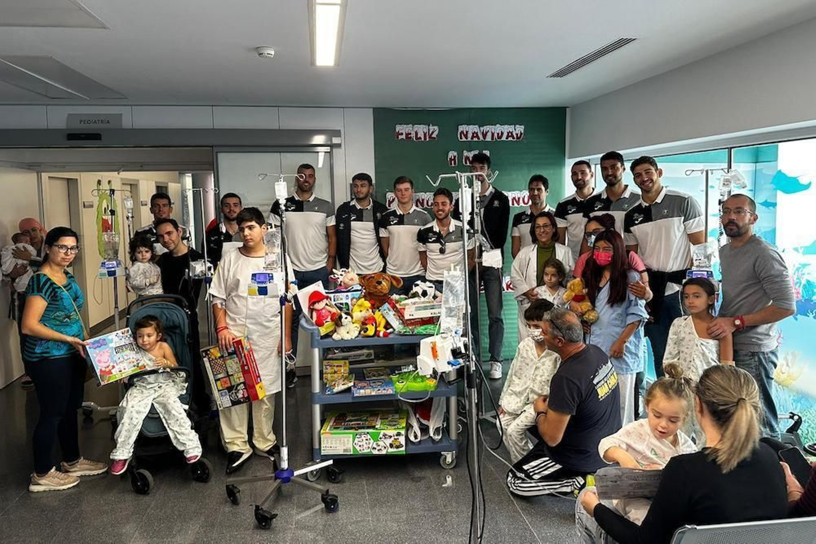 Los jugadores ahorradores en su visita al Materno Infantil ‘Princesa Leonor’.