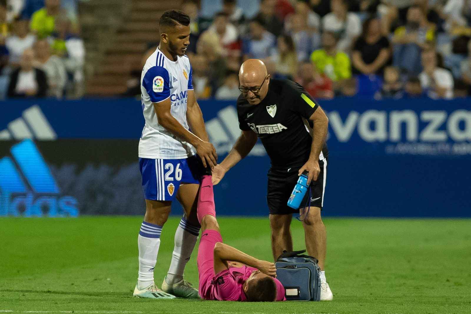 Ismael Casas, atendido por Torrontegui y Luis Suárez.
