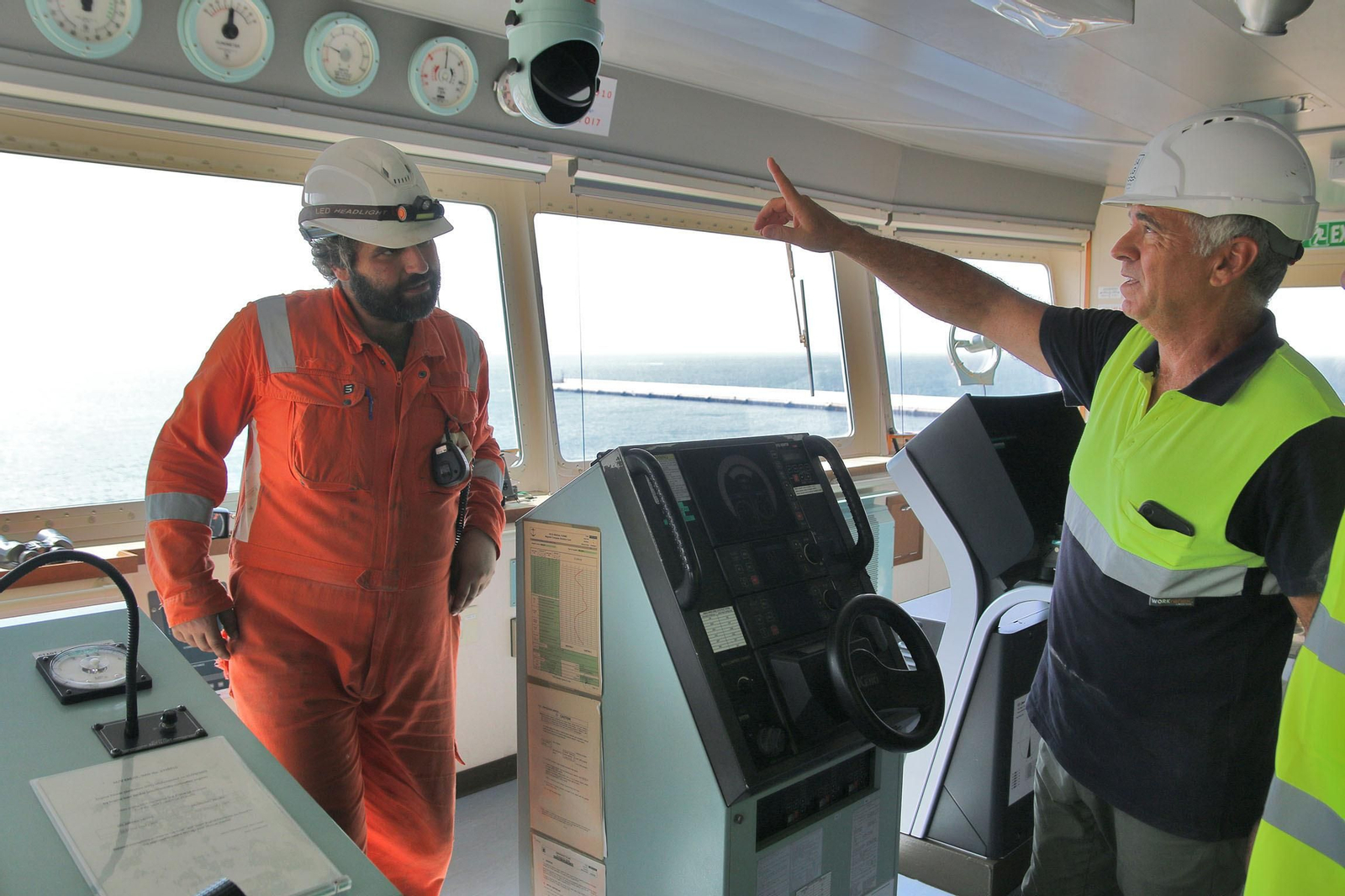 Así se carga en grandes barcos el yeso de Almería para exportarlo al extranjero