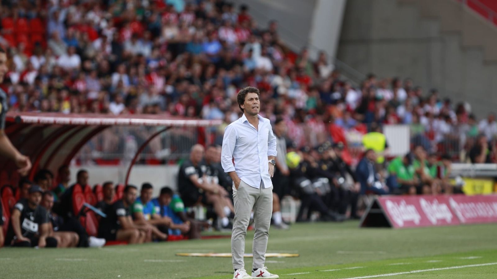 Rubi observa desde la banda del Power Horse Stadium un partido de los rojiblancos en su anterior etapa.