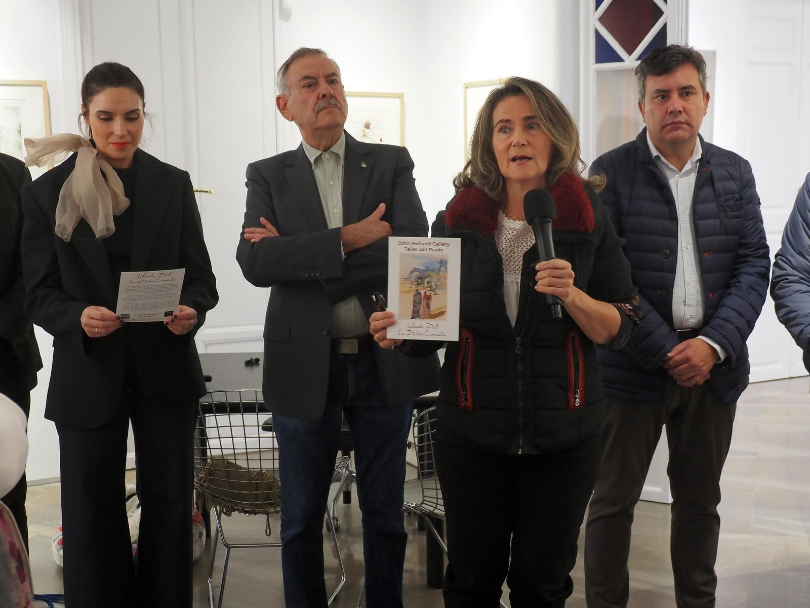 La experta en historia del arte, Pepa Rodríguez, describe la muestra durante la inauguración de la misma