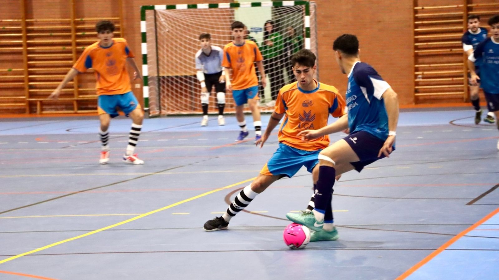 Imagen de archivo de un partido de fútbol sala entre el equipo de la Universidad de Almería y el de la Universidad de Cádiz.