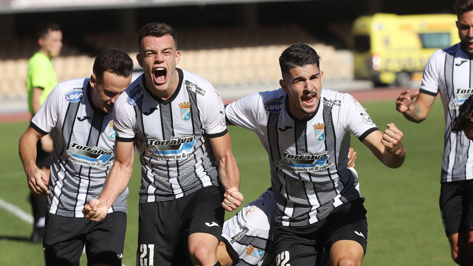 Guti celebra el 1-1 de Rares junto a Juanca y Orihuela.