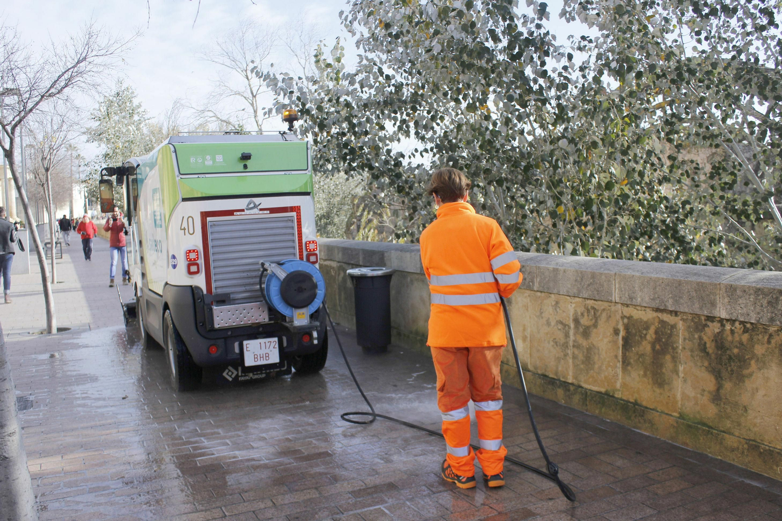 Operarios de Sadeco realizan tareas de limpieza en la Ribera.