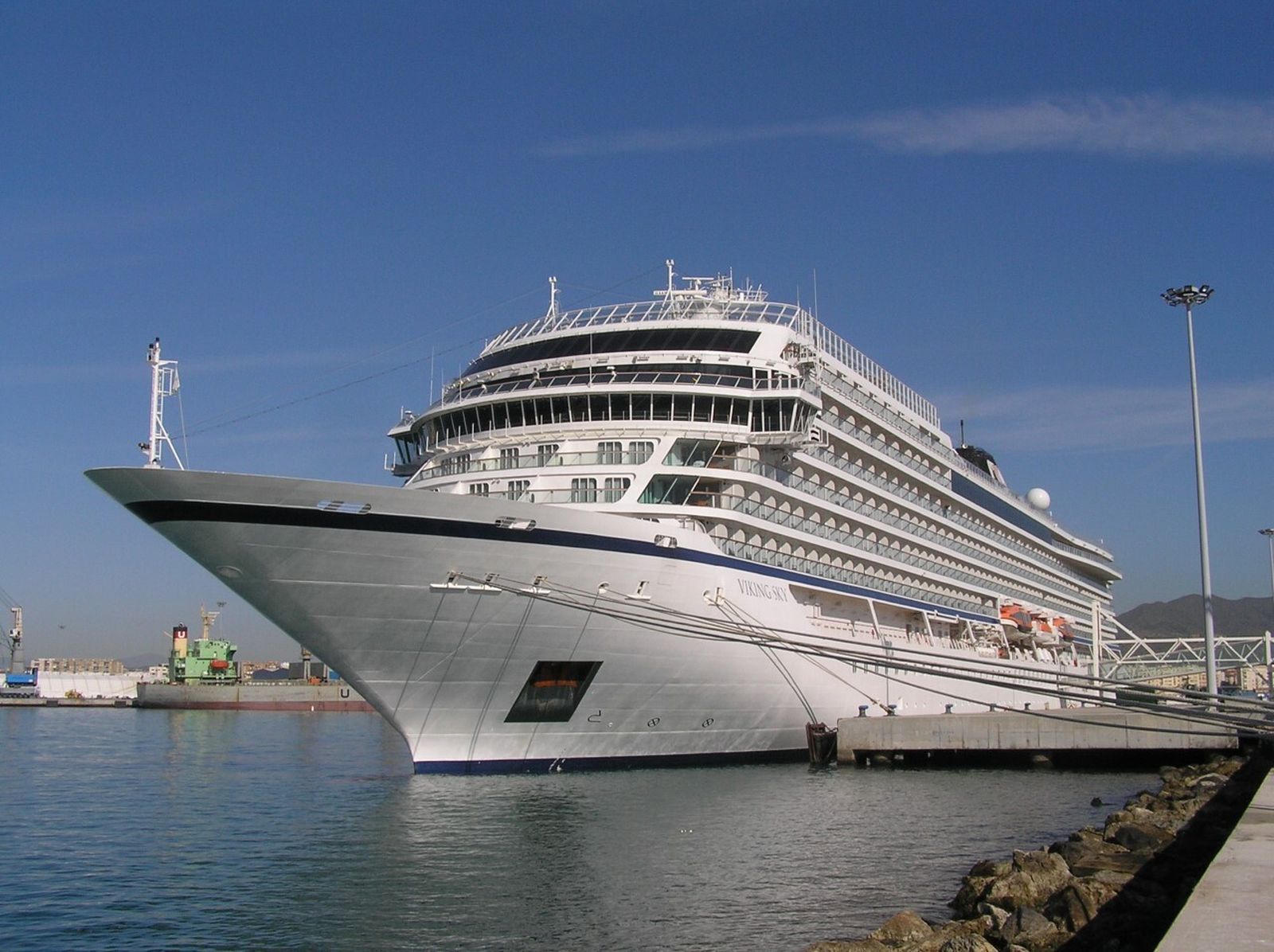 ‘Viking Sky’ uno de los tres buques que visitará mañana el puerto de Málaga.