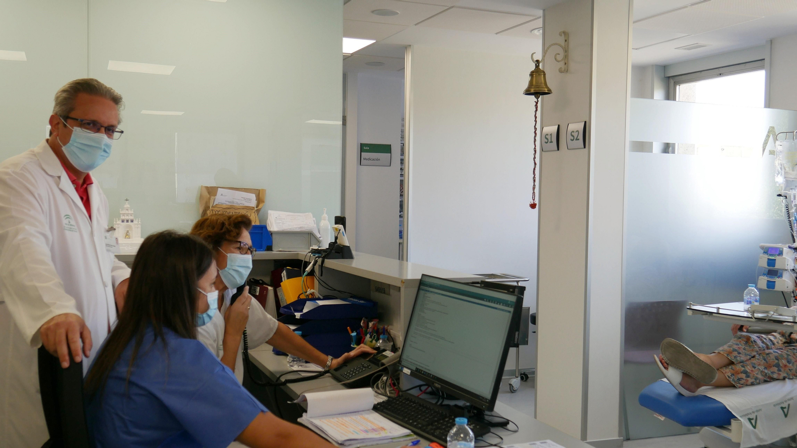 Imagen de uno de los pasos previos a un trasplante de médula en el hospital Virgen del Rocío.