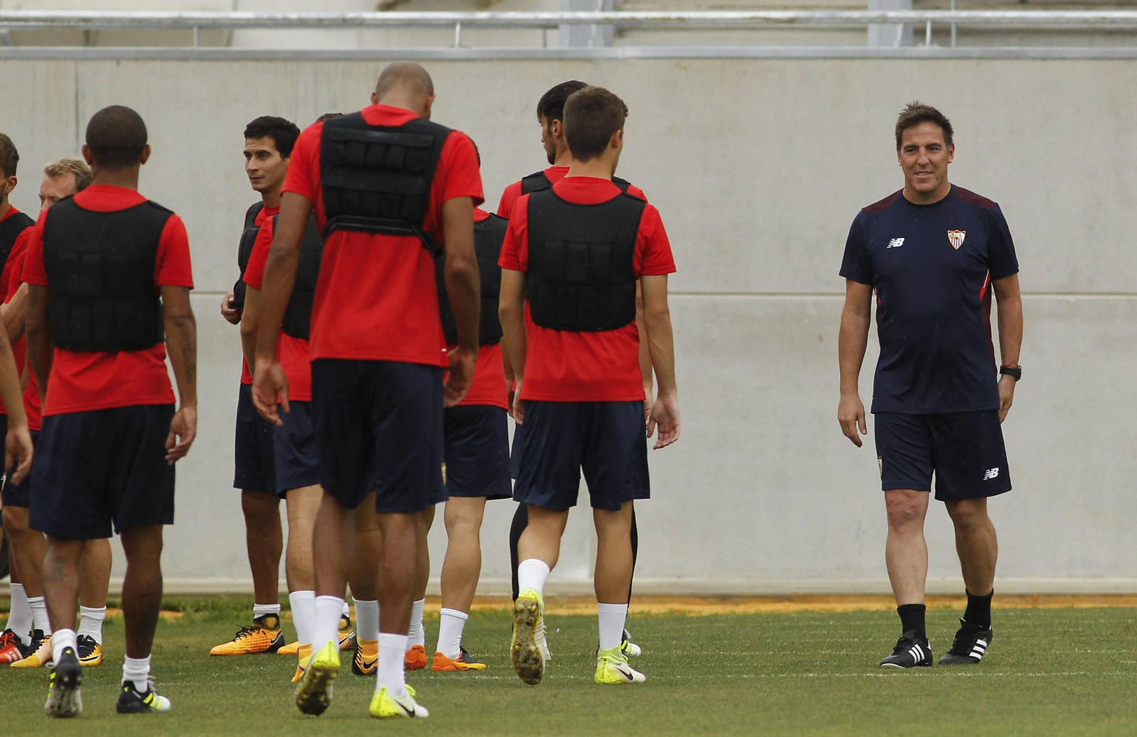 Eduardo Berizzo sonríe a sus jugadores durante una sesión de entrenamiento en la ciudad deportiva.