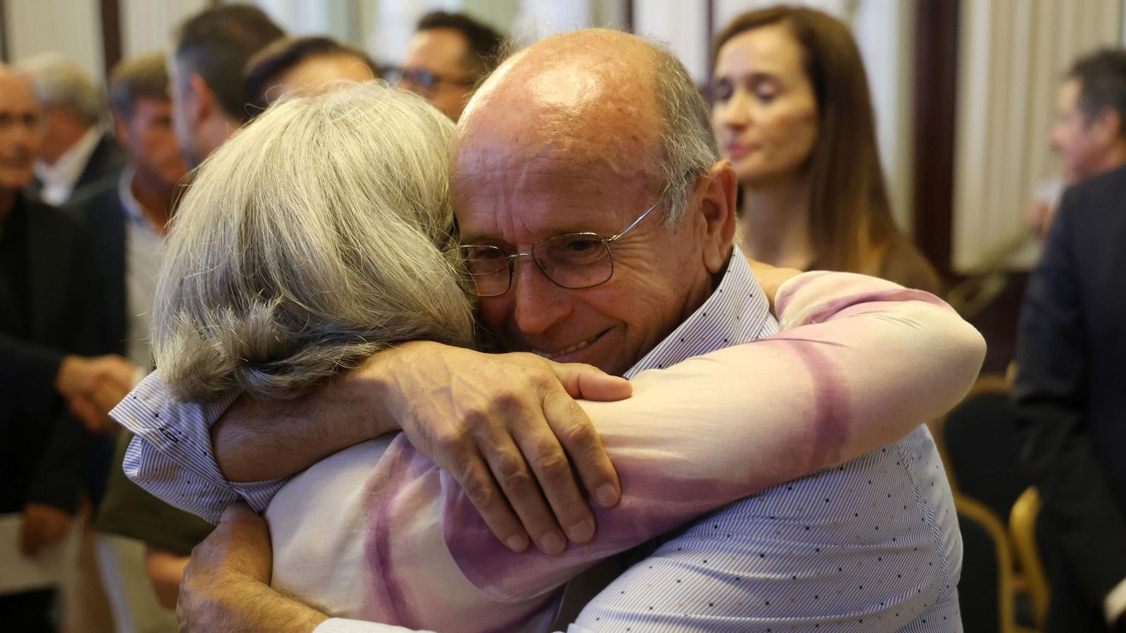 Elvira Calvente, viuda de Martín Carpena, abrazada al que fue el chofer del concejal Elvira Calvente, viuda de Martín Carpena, abrazada al que fue el chofer del concejal