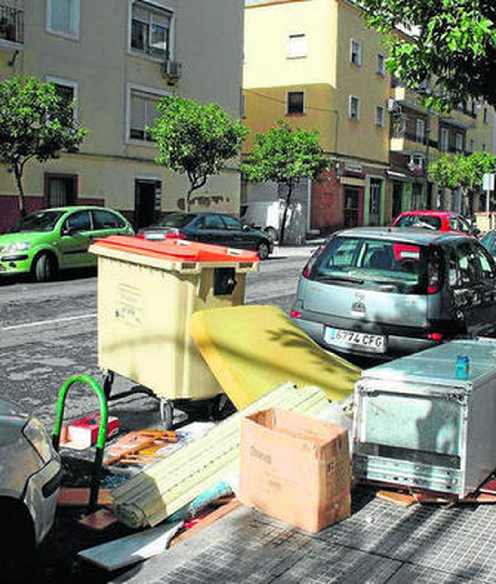 Un contenedor de basura en una de las calles de la capital.