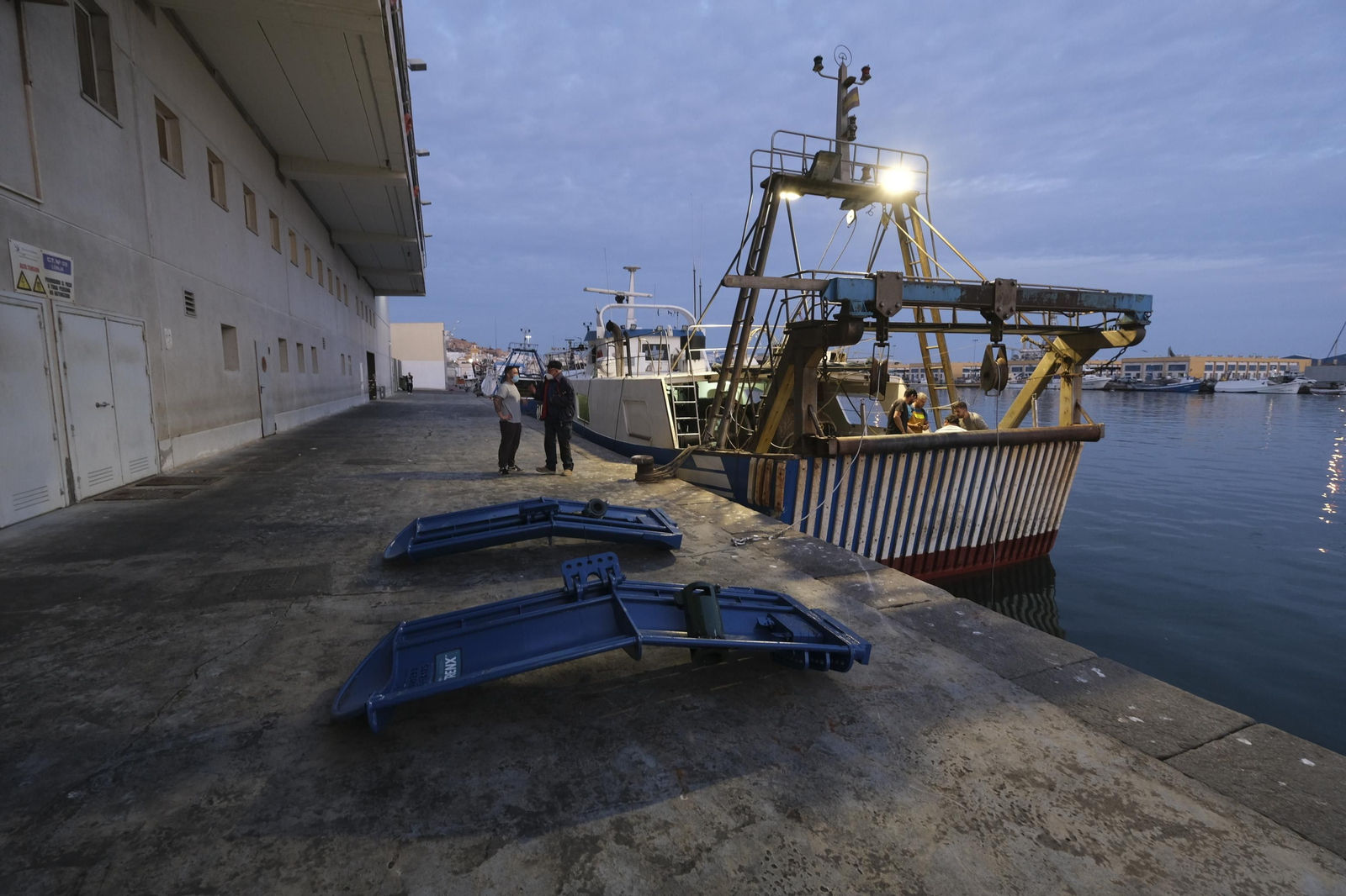 Preparación para la instalación de las puertas voladoras en el 'Nuevo Virgencita' en el puerto de Almería Preparación para la instalación de las puertas voladoras en el 'Nuevo Virgencita' en el puerto de Almería