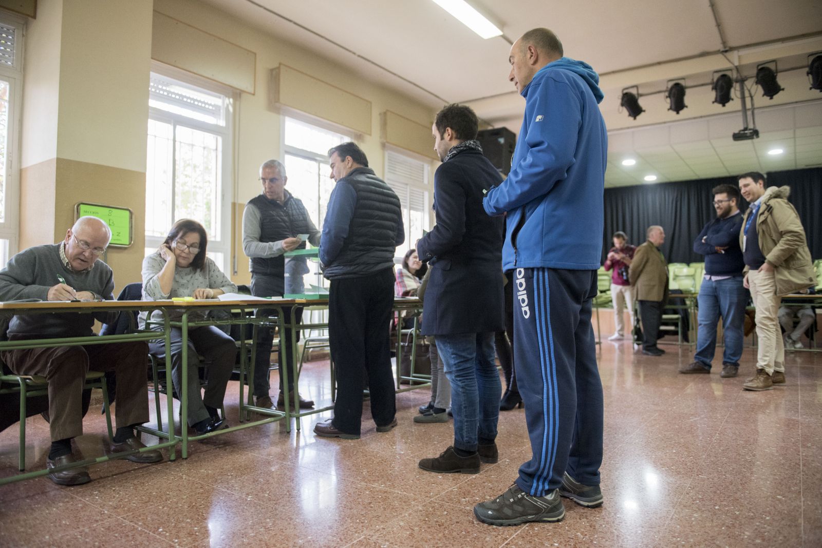 Personas ejerciendo su derecho a voto
